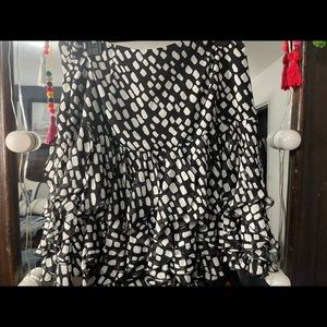 Skirt ruffle white house black